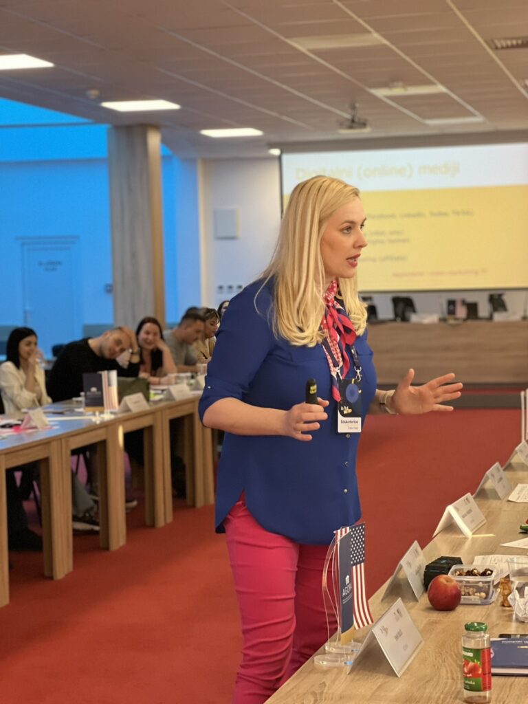 Željka Gajić drži predavanje o digitalnom marketingu